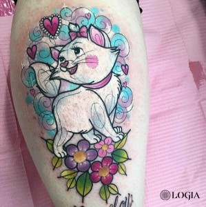 Tatuaje gato en el brazo Hannah Mai